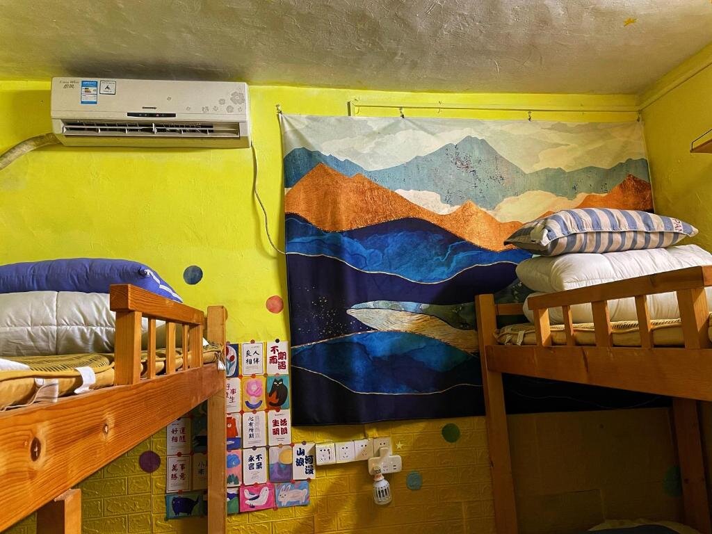Кровать в общем номере Yellow House Hostel Huizhou West Lake