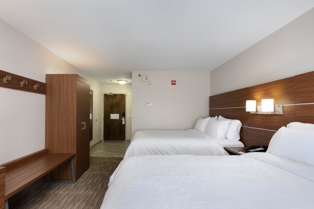 Четырёхместный номер Standard Holiday Inn Express Alpharetta - Roswell, an IHG Hotel