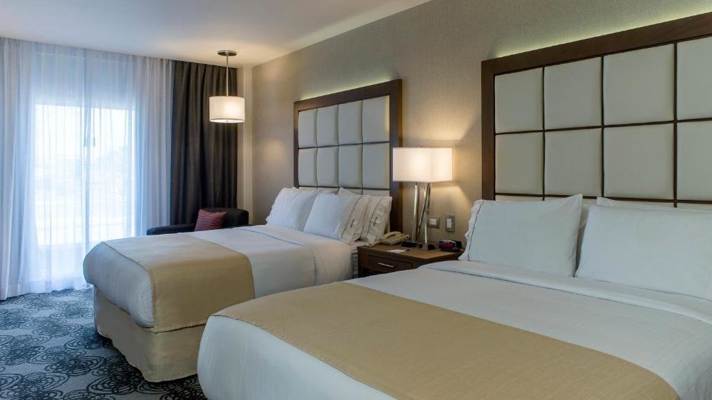 Четырёхместный люкс Holiday Inn Express & Suites Chihuahua Juventud, an IHG Hotel