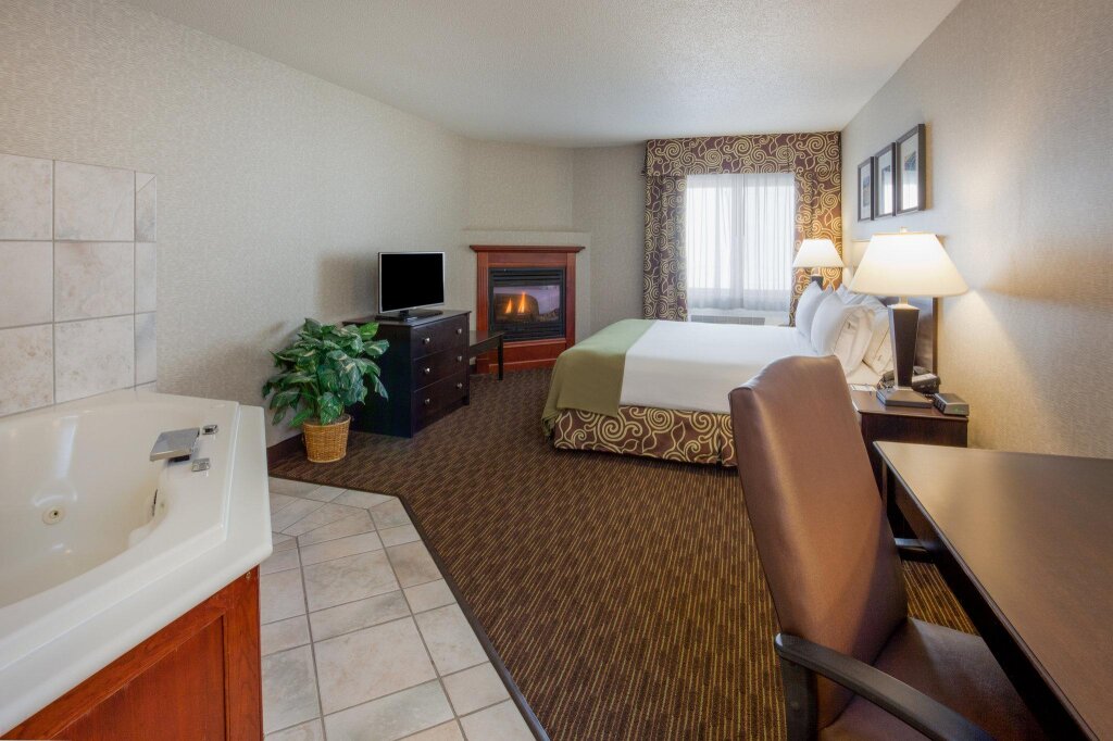 Люкс Holiday Inn Express Hotel & Suites Minneapolis-Downtown Convention Center, an IHG Hotel
