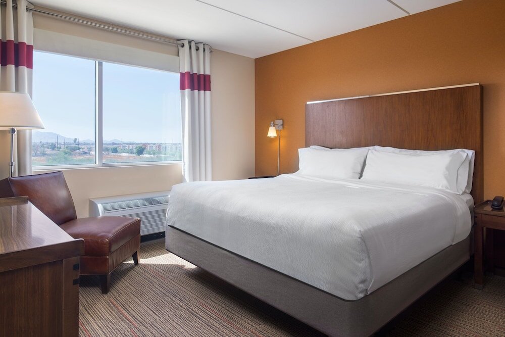 Suite 1 Schlafzimmer mit Balkon Four Points By Sheraton At Phoenix Mesa Gateway Airport
