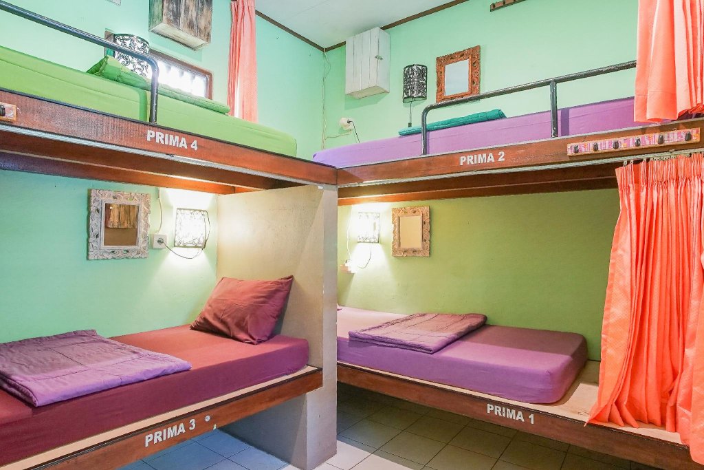 Кровать в общем номере (женский номер) Padi-Padi Hostel & Bar