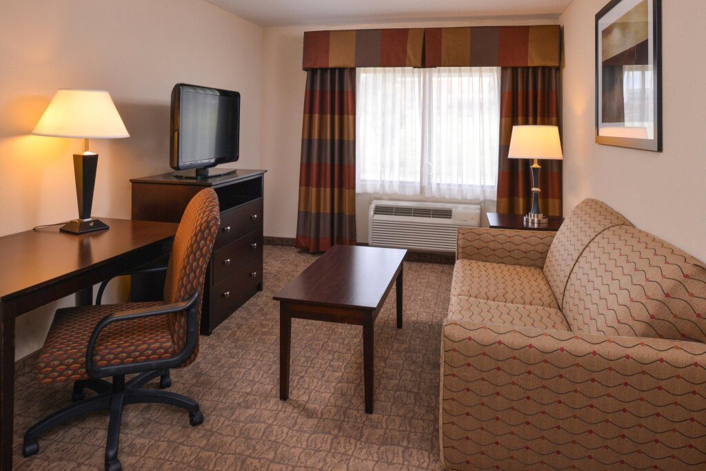 Люкс c 1 комнатой Holiday Inn Express & Suites Bridgeport, an IHG Hotel
