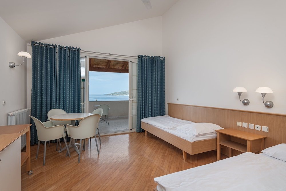 Economy Doppel Zimmer mit Balkon und mit eingeschränktem Meerblick Hotel Villas Plat