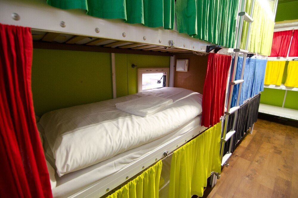 Кровать в общем номере BaseCamp Bonn