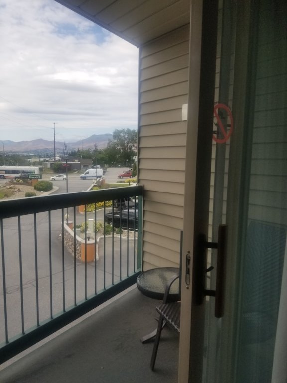 Четырёхместный номер Standard с балконом и с видом на горы Cedars Inn