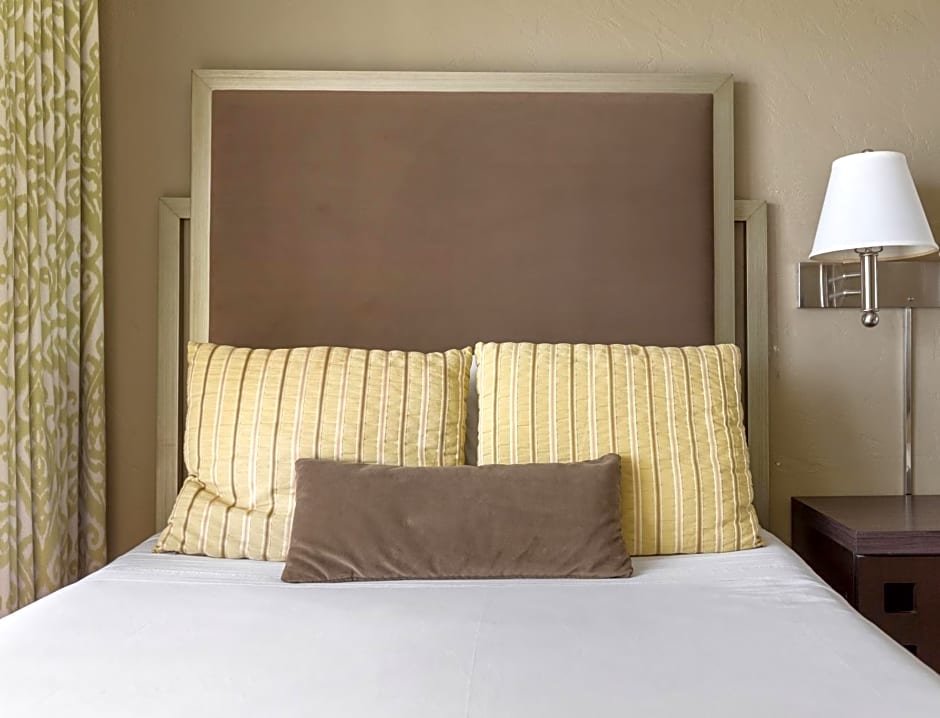1 Bedroom Suite with pool view Best Western Plantation Hale Suites