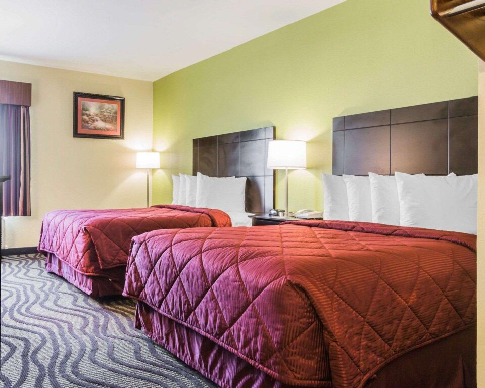 Standard quadruple chambre Quality Inn & Suites near Coliseum and Hwy 231 North