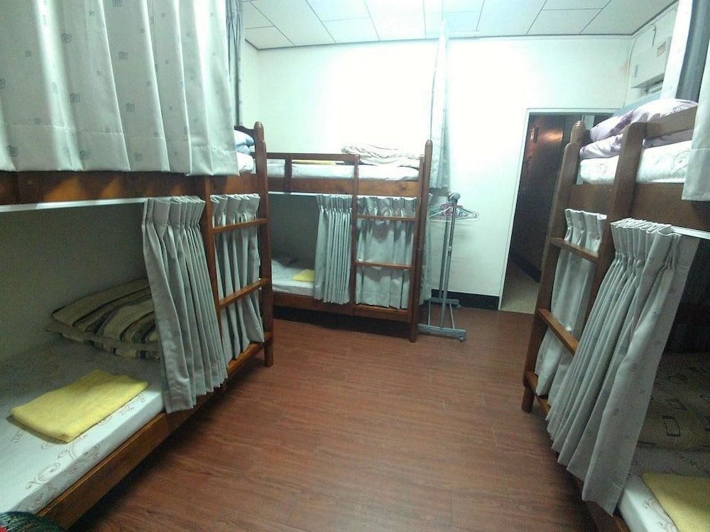 Кровать в общем номере (мужской номер) Tainan Guest House Hamuya