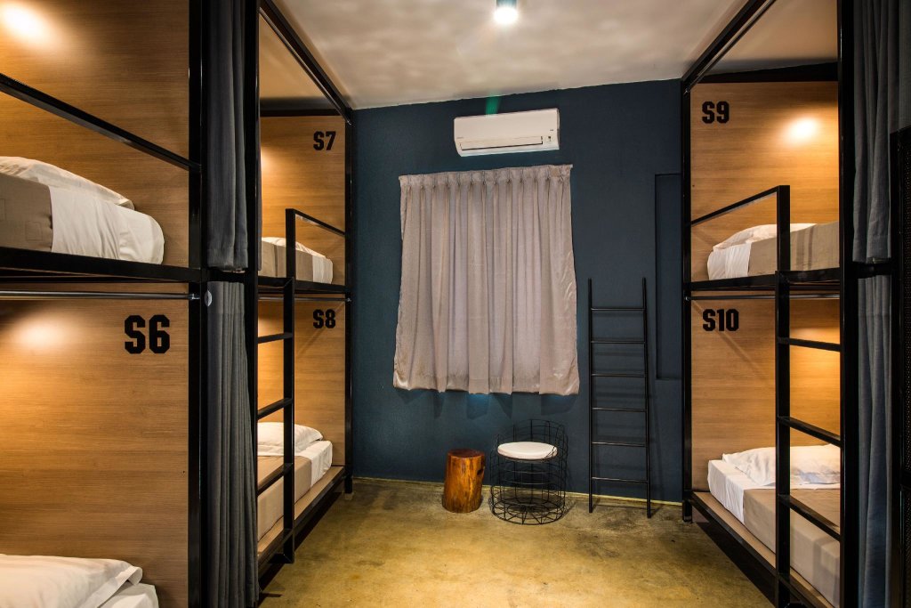 Кровать в общем номере (женский номер) The Brownstone Hostel & Space