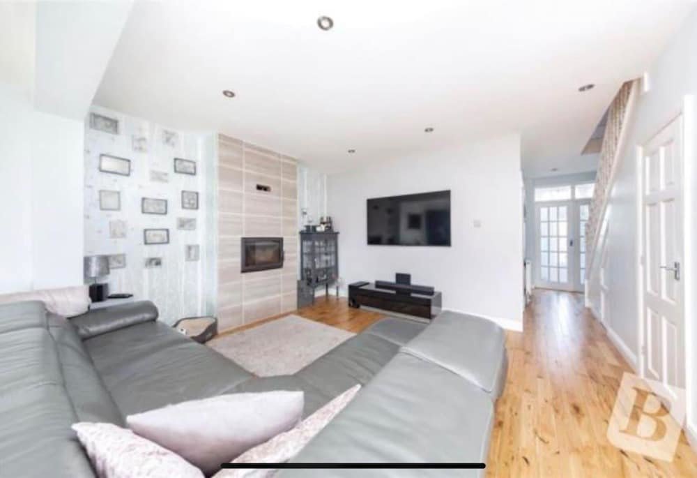 Cottage Stunning 4-bed House in Gidea Park