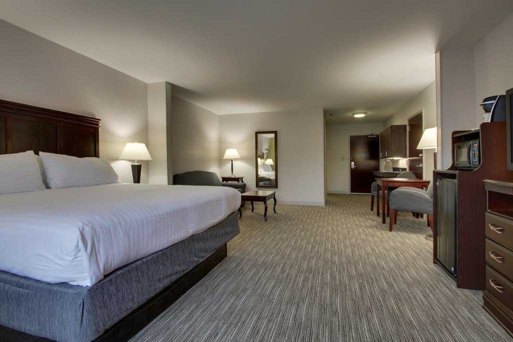 Номер Standard Holiday Inn Express Hotel & Suites Middleboro Raynham, an IHG Hotel