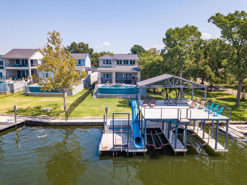 Standard Zimmer Luxury Lake LBJ House with Heated Swimming Pool and Spill Over Hot Tub and 2 Boat Slips