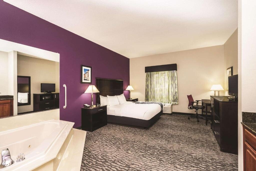 Люкс La Quinta Inn & Suites by Wyndham Louisville East