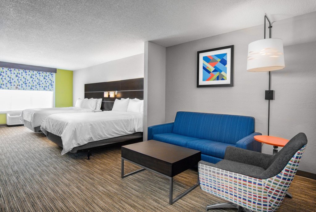 Четырёхместный люкс Holiday Inn Express Hotel & Suites Altoona-Des Moines, an IHG Hotel