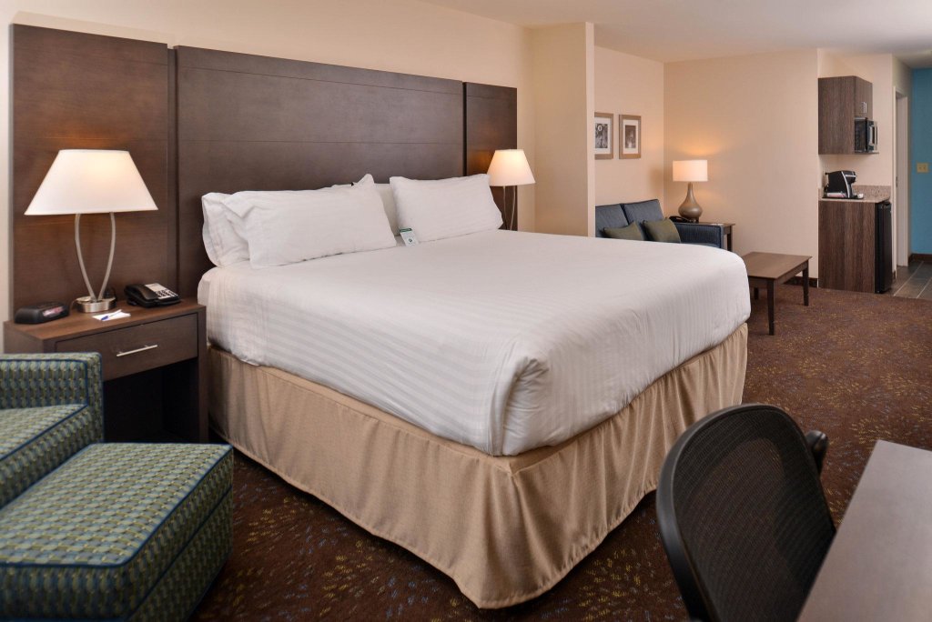 Номер Standard Holiday Inn Express & Suites Dearborn SW - Detroit Area, an IHG Hotel