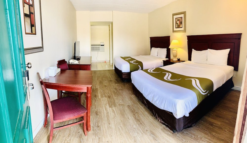 Standard Quadruple room with balcony Niagara's Best Inn