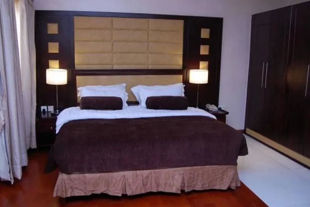 Executive Suite Owu Crown Hotel