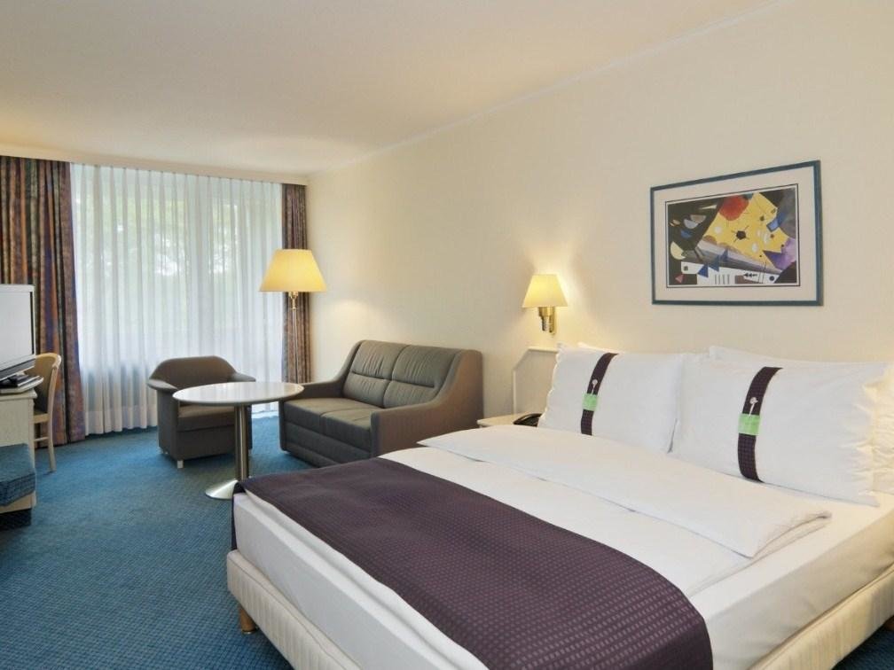 Кровать в общем номере Holiday Inn München Süd, an IHG Hotel