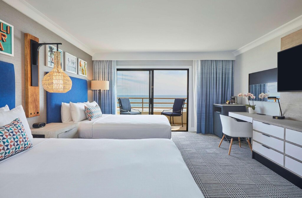 Четырёхместный номер Standard с красивым видом из окна The Waterfront Beach Resort, A Hilton Hotel