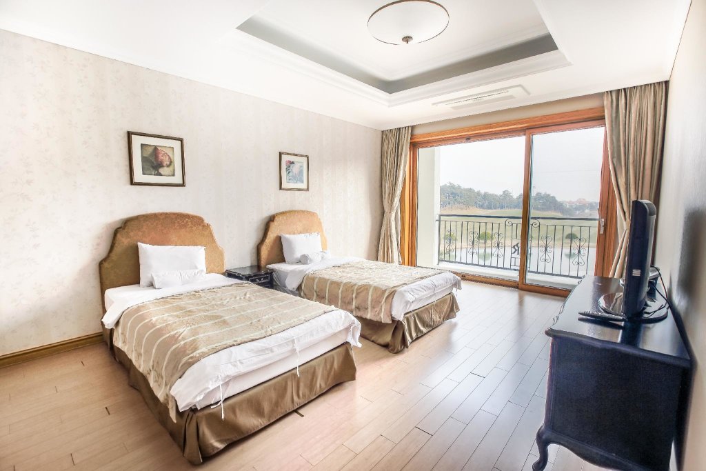 Standard room PineRidge Resort