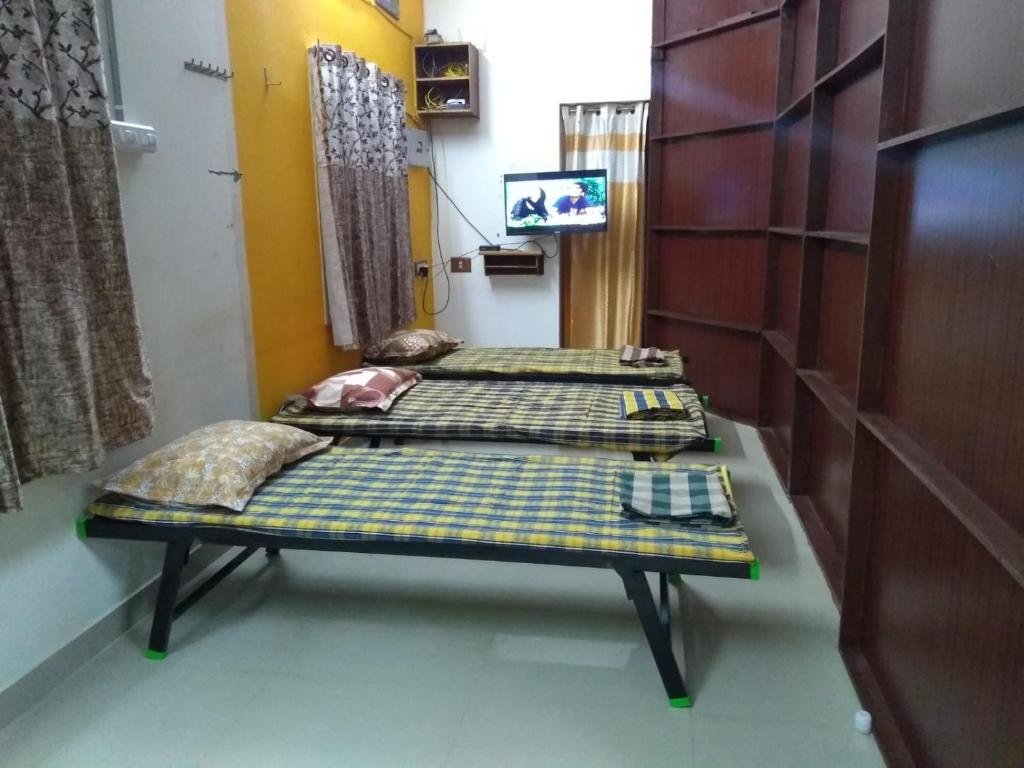 Кровать в общем номере Гостевой ДомSarah Residency