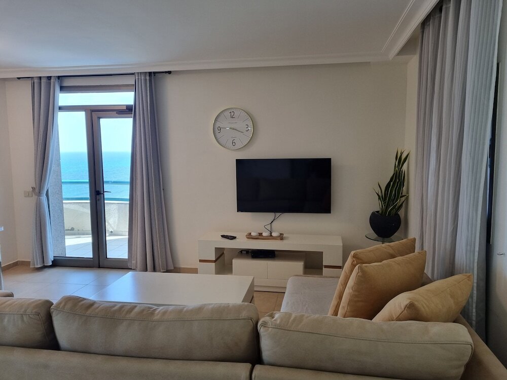 Апартаменты с 2 комнатами с балконом и с видом на море Sea Tower Haifa - Almog Building