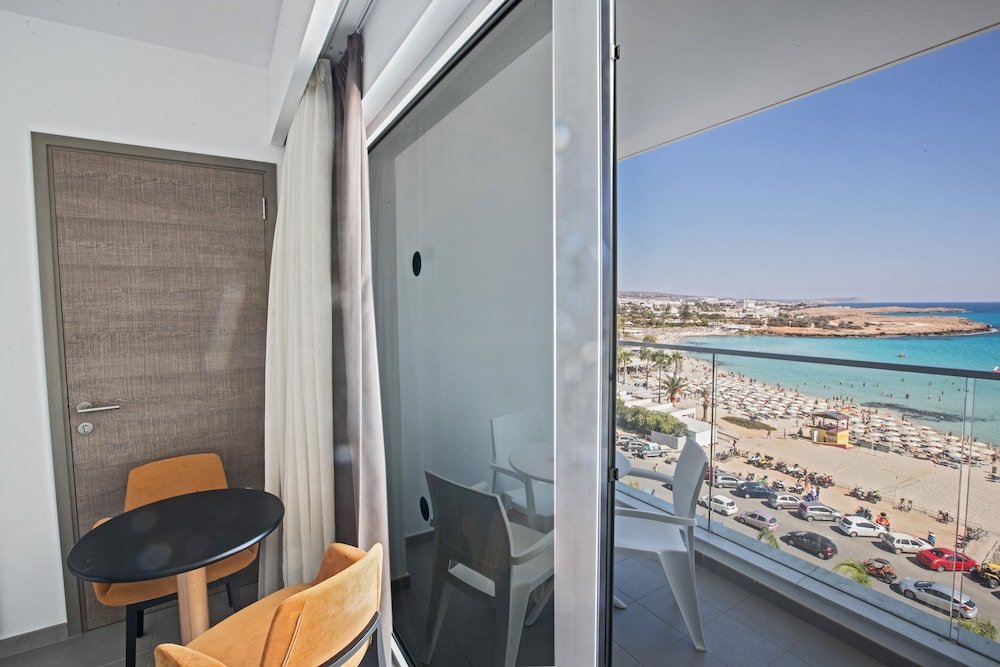 Deluxe Einzel Zimmer mit Balkon und mit eingeschränktem Meerblick Vassos Nissi Plage Hotel & Spa