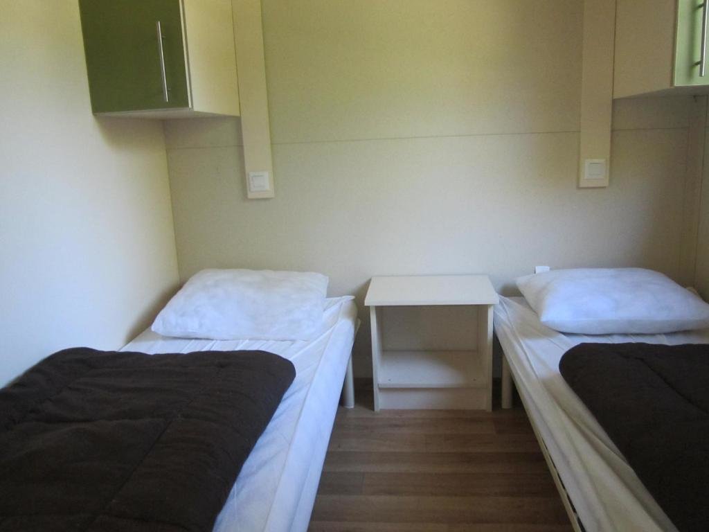 Кровать в общем номере с 3 комнатами Camping Le Colporteur