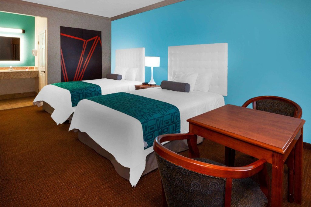 Четырёхместный номер Standard Howard Johnson Inn and Suites - Pico Rivera