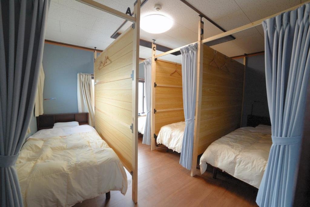 Кровать в общем номере (мужской номер) Guesthouse Iwase