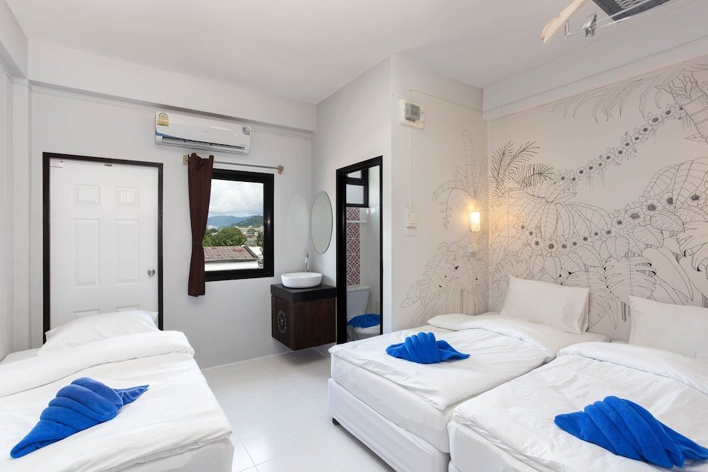 Standard Triple room with balcony Feelgood@Journey Hostel