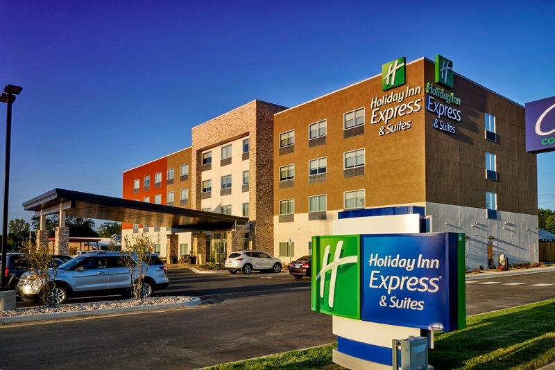 Кровать в общем номере Holiday Inn Express & Suites Tulsa NE - Claremore, an IHG Hotel