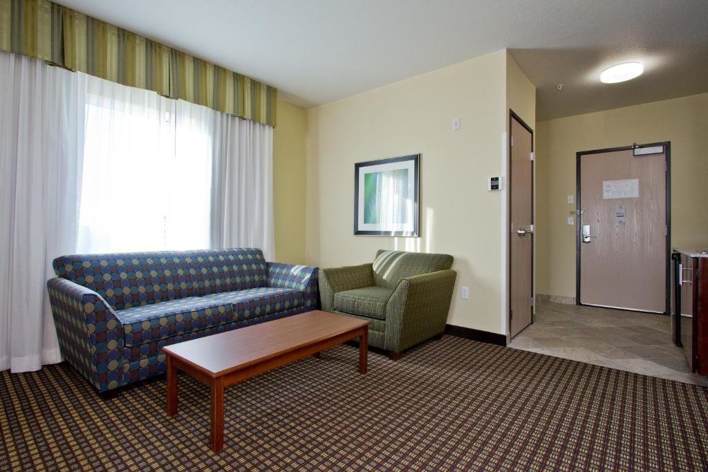 Двухместный полулюкс Holiday Inn Express and Suites Denver East Peoria Street, an IHG Hotel