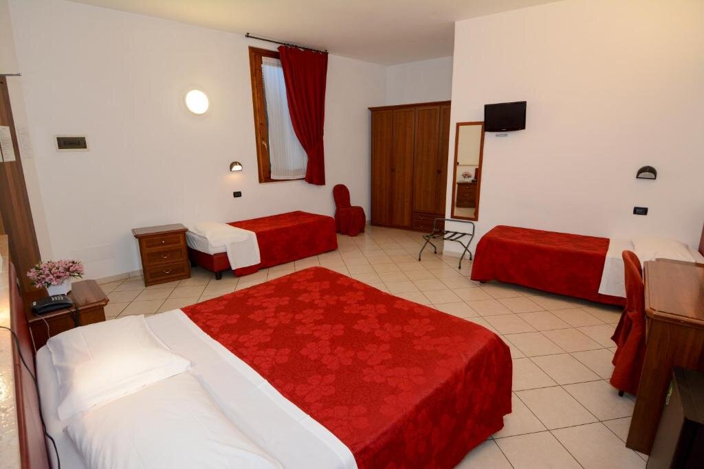 Standard Quadruple room Hotel Mantegna Stazione