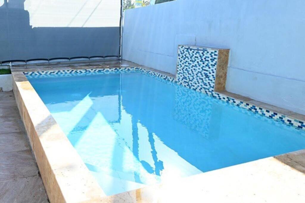 Apartment NEW Remodeled pool house 2 minutes from beach