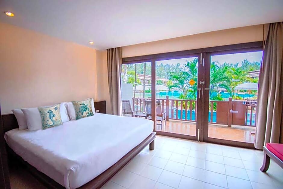 Номер Standard с видом на бассейн Arinara Beach Resort Phuket - SHA Extra Plus