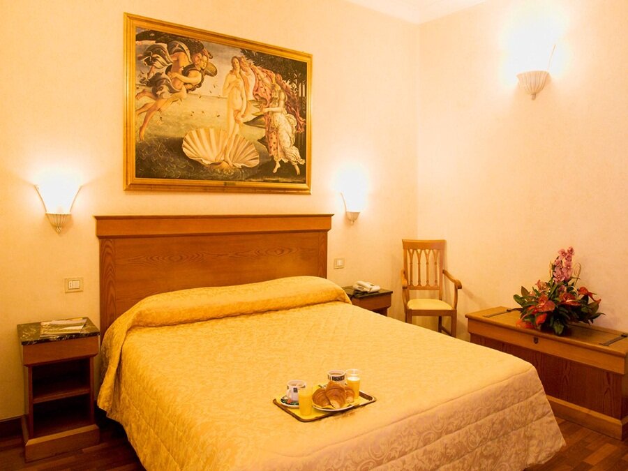 Кровать в общем номере Porta Faenza Hotel