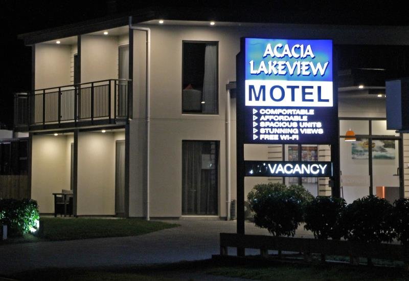 Люкс с 2 комнатами Acacia Lake View Motel