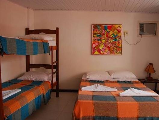 Кровать в общем номере Pousada Aconchego