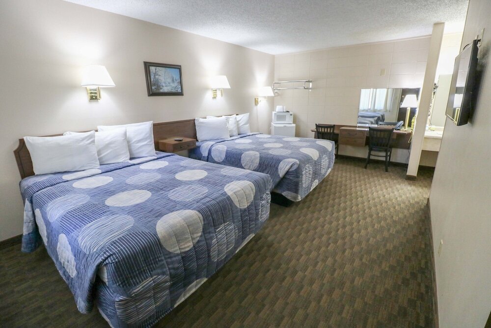 Трёхместный семейный номер Standard с 2 комнатами Bear Lodge Motel