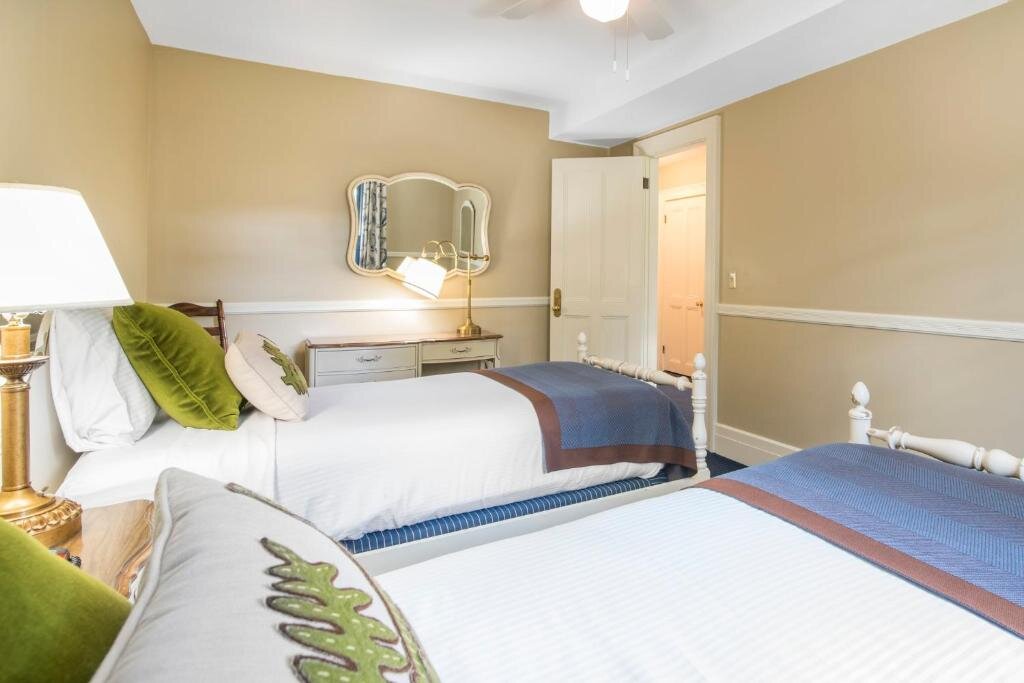 Standard Double Family room Omni Bretton Arms Inn at Mount Washington Resort