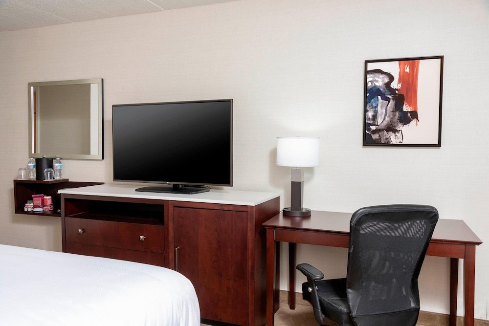 Четырёхместный номер Standard Delta Hotels by Marriott Kalamazoo Conference Center