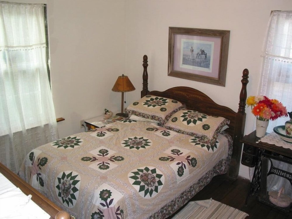 Standard Single room Prairie Creek Inn