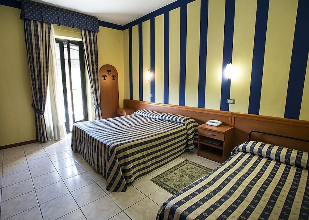 Standard Triple room with balcony Hotel Ristorante Umbria