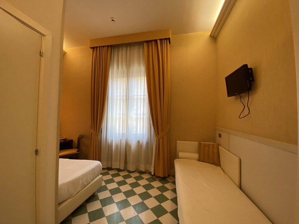 Basilica Hotel 3* (8 отзывов) в Рионе Монти, Рим. Забронировать Basilica  Hotel 3*