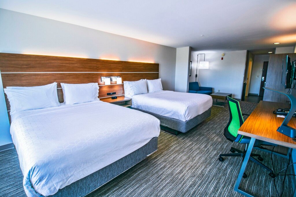 Четырёхместный номер Standard Holiday Inn Express Hotel & Suites, a Baton Rouge-Port Allen, an IHG Hotel