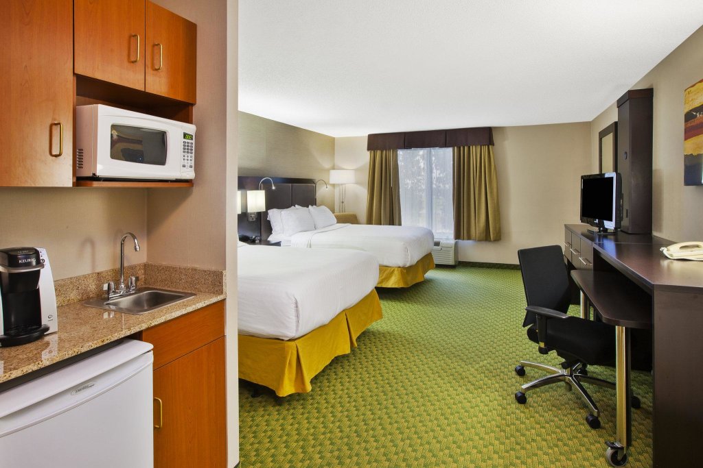 Четырёхместный люкс Holiday Inn Express Hotel & Suites Bryan-Montpelier, an IHG Hotel