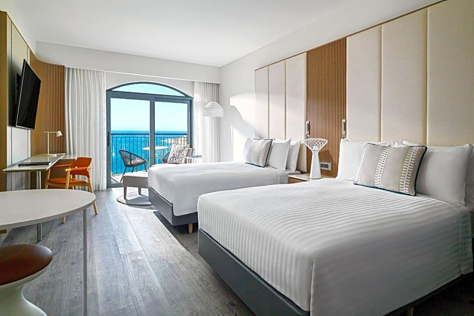 Четырёхместный номер Standard с балконом Malta Marriott Hotel & Spa