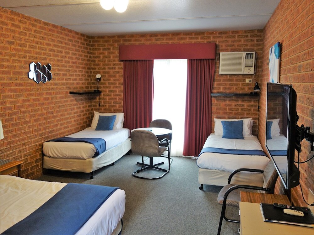Кровать в общем номере Central Yarrawonga Motor Inn